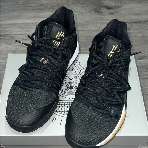 KYRIE 5 (GS) Basketball Shoe - Picture 2 of 10